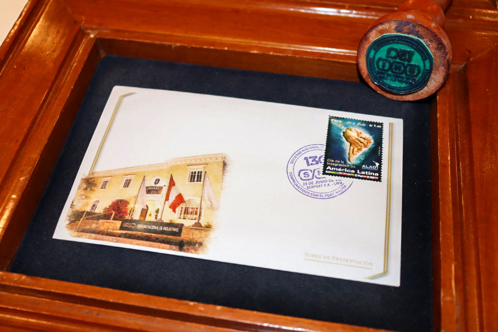 Serpost presenta matasello conmemorativo por los 130 años de la Sociedad Nacional de Industrias, institución con la que viene coordinando una series de acciones a favor de sus socios mediante la promoción de sus servicios y la herramienta Exporta Fácil