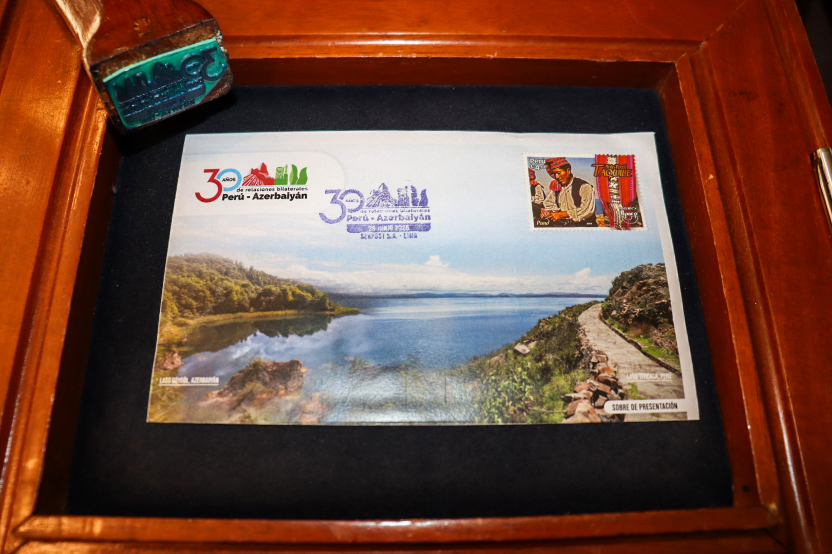 Serpost presenta matasello conmemorativo por los 30 años de relaciones diplomáticas entre Perú y Azerbaiyán